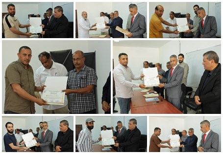 رئيس الجامعة يشارك في تسليم شهادات اتمام دورة